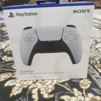 دسته ps5 رنگ سفید اصلی و آکبند هست