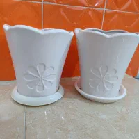 گلدان سرامیکی طرحدار و تعدادی گلدان پلاستیکی