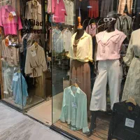 فروشنده با تجربه خانم (پوشاک)