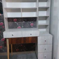 کتابخانه و میز تحریر