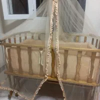 تخت کنار مادر