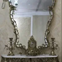 آیینه و شمعدان و میز برنجی