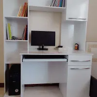 میز تحریر و کامپیوتر