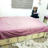 تخت دونفره کرم.اینه میز .تشک.میز دو کشو .کمد
