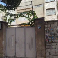 یک واحد از خانه سه طبقه با ورودی مجزا