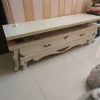 یک میز تلویزیون و یک میز وسط