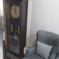 ساعت ایستاده و میز تلفن