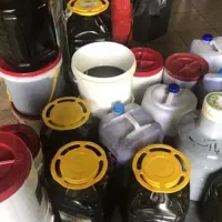 خریدار روغن سوخته خوراکی با ترازو دیجیتال در محل