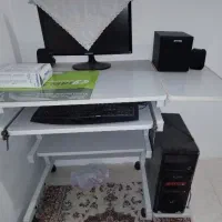میز کامپیوتر در حد و تمیز