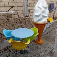 ماکت بستنی و میز و صندلی