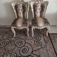 دو عدد مبل میزبان و یک تلویزیون رنگی