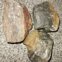 تعدادی سنگ خام  عقیق وغیره مخصوص نگین وکلکسیونداری
