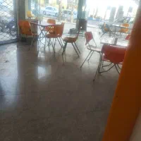 کار گر ساده خانم برای کار در فست فود غذا خوری