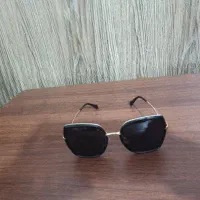 عینک با دستمال و جاش