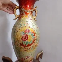 گلدان تزئینی  همراه شکوفه ها