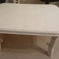 میز پلاستیکی سفید