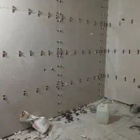 کارگر کاشی کار شاگرد کاشیکاروکار اموز سرامیکاری