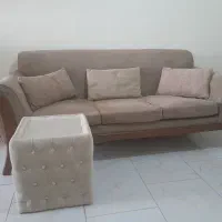 مبل ۳ نفره چوب گردو همراه با پاف جلو مبلی و۳ کوسن