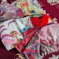 تعدادی چارقد دست دو