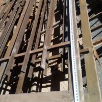 پنجره اهنی تمیز و قدیمی