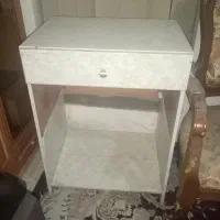 میز کاشت ناخن و قفسه ویترین ارایشگاه