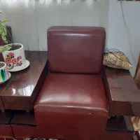 مبل چهارنفره‌نفره چرم وچوب همراه بامیزپذیرایی|مبلمان خانگی و میز عسلی|لاهیجان, شیخ زاهد|دیوار