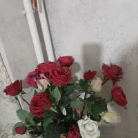 فروش فوری میز برنجی سنگین و23 عدد گل مصنوعی|میز تلفن|تبریز, |دیوار