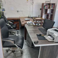 منشی خانم در پخش قطعات خودرو