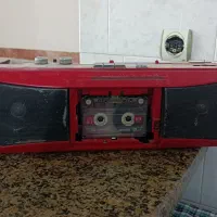 رادیو ضبط قدیمی عتیقه با تعدادی نوار کاست قدیمی