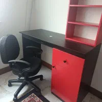 میز کامپیوتر و یک صندلی