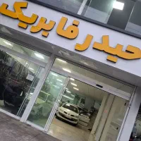 کارگر نصب روکش و چرخکار آقا