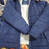 تعداد زیادی لباس و لوازم بچه