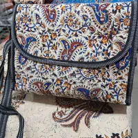 تعدادی کیف و رومیزی اصفهانی و زیر سفره