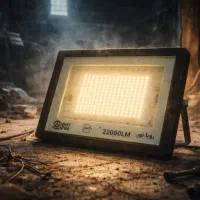 خانم همکار کارگر مونتاژ محصولات روشنایی