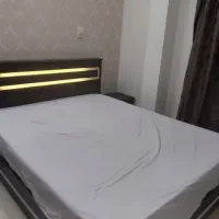 تخت خواب دو نفره همراه خوشخواب و دراور تمیز