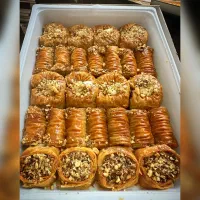 فروشنده خانم برای قنادی