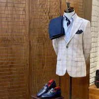 فروشنده کت شلوار مردانه