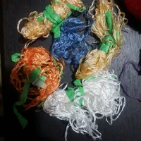 مقداری نخ ابریشم و نخ مرینوس قدیمی  کامپیوتری