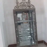 ویترین و یک جفت شمعدان