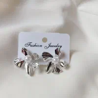 گوشواره مدرن طرح گلبرگ وسط مروارید نقره ای