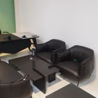 فروشنده خانم در نمایشگاه لوکس مبلمان اداری