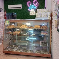 ۱ عدد ویترین و یک عدد میز ترازو قنادی