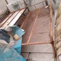 تعدادی تخت آهنی محکم و..
