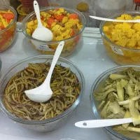 فروشنده و چیدمان خانم برا عرقیات