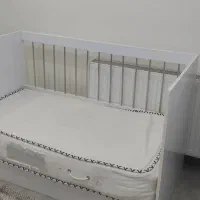 تخت کودک کنار مادر