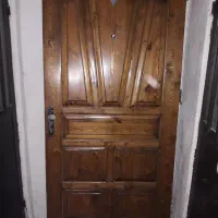 درب ورودی و اتاق همراه با دستگیره