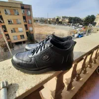 کفش مشکی لژ دار سایز ۴۰ و کفش اسپرت مشکی سایز ۴۰