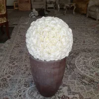 گل رز سفید دایره ای با سبد حصیری