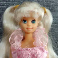 عروسک باربی قدیمی با لباس صورتی