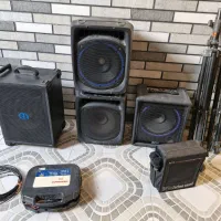 تعدادی باند و آمپلی فایر و میکروفون و پایه